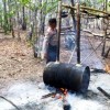 Satgas Yonif 411 Kostrad  saat memusnahkan tempat pembuatan miras.